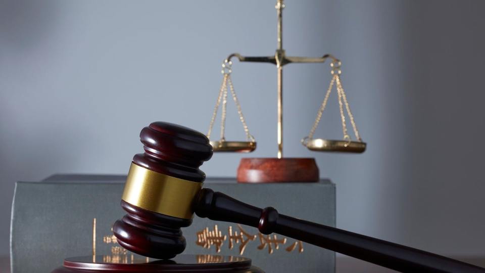 gavel courtroom scales